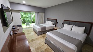 Deluxe, 2 Queen Beds, Non-Smoking | Zimmersafe, Verdunkelungsvorhänge, Bügeleisen/Bügelbrett