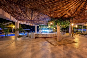 5 restaurants, breakfast, lunch, dinner served; international cuisine