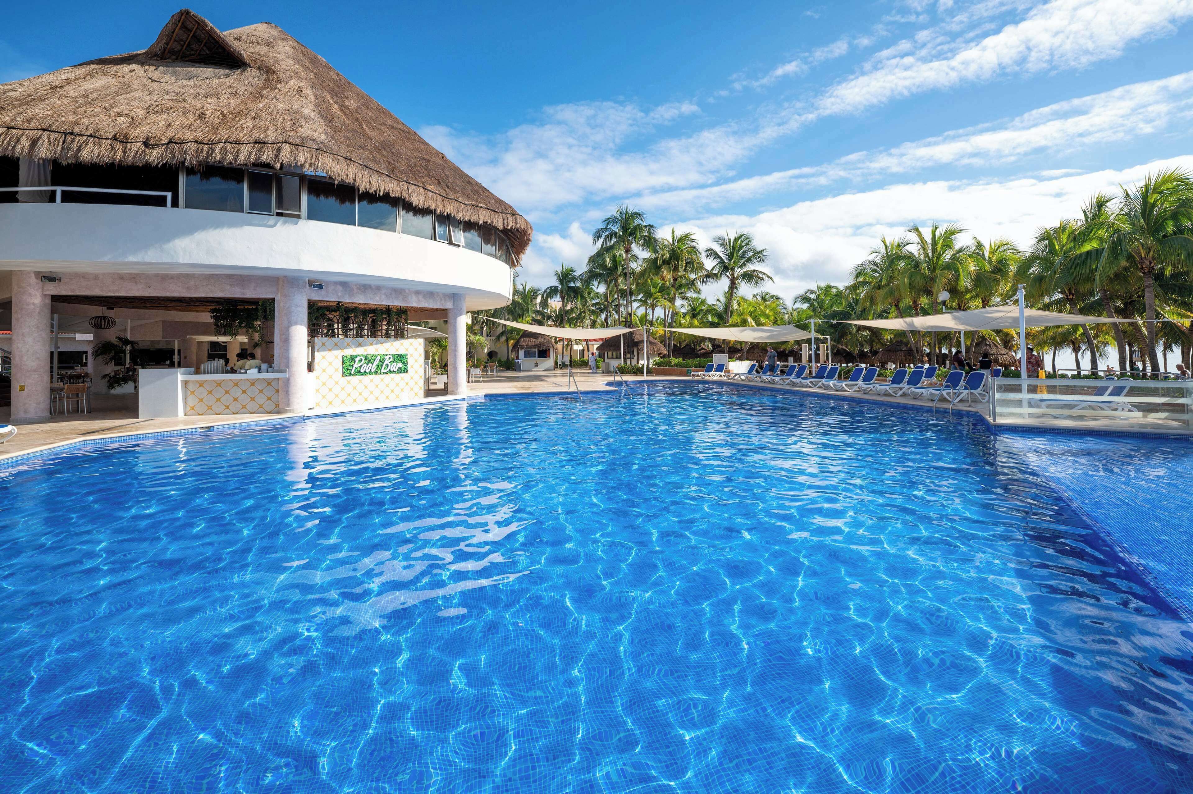 3 albercas al aire libre y camastros 