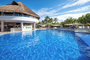 3 albercas al aire libre y camastros