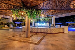 5 restaurants, breakfast, lunch, dinner served; international cuisine