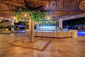 5 restaurants, breakfast, lunch, dinner served; international cuisine