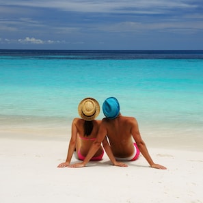 Plage, sable blanc, chaises longues, serviettes de plage