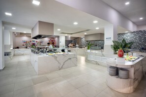 4 restaurantes, se sirven desayunos, comidas, cenas y cocina italiana