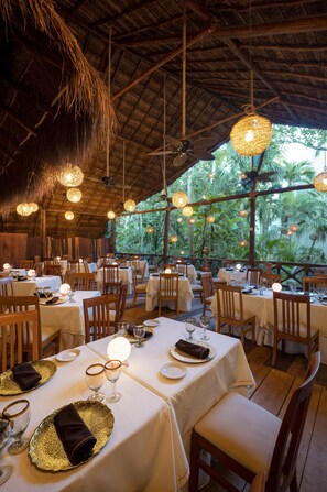 4 restaurantes, se sirven desayunos, comidas, cenas y cocina italiana
