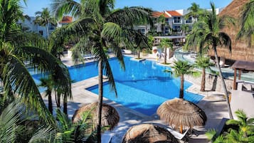 Piscine extérieure, parasols de plage, chaises longues