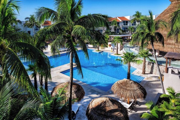 Piscine extérieure, parasols, chaises longues