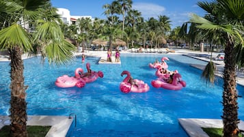 Piscine extérieure, parasols de plage, chaises longues