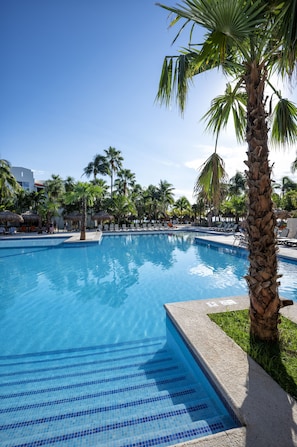 Outdoor pool, pool umbrellas, sun loungers - Viva Azteca by Wyndham, A Trademark All Inclusive Resort (Playa del Carmen)