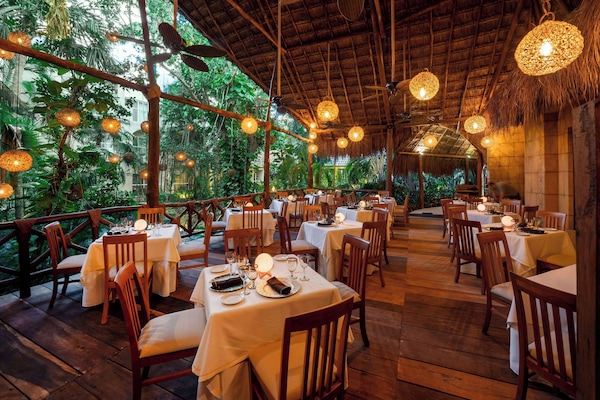 4 restaurants; breakfast, lunch, and dinner served