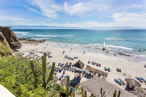 Plage, chaises longues, parasols, serviettes de plage