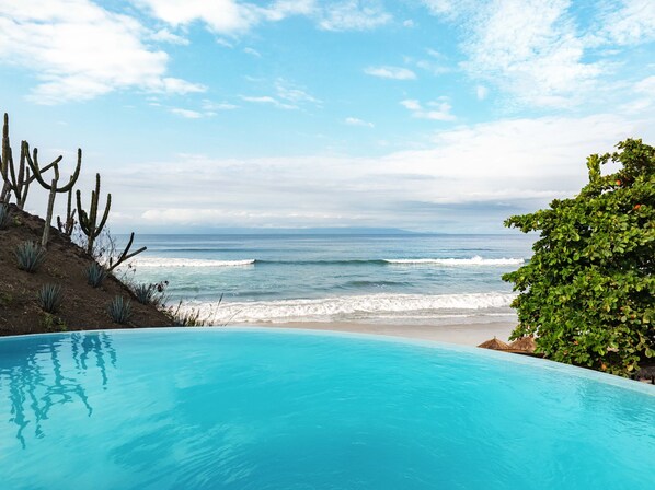 ビーチ、サンラウンジャー、ビーチパラソル、ビーチタオル