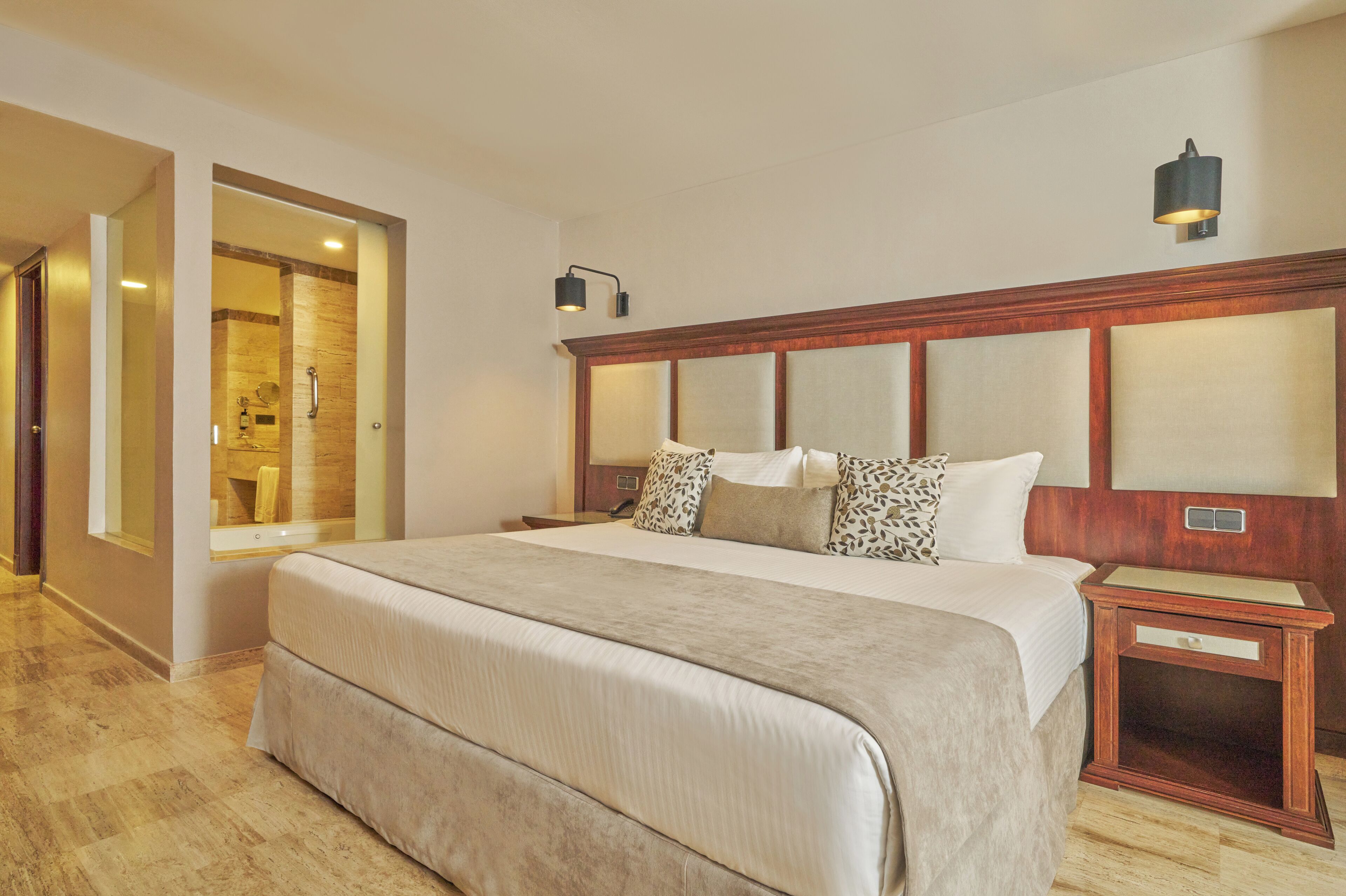 Junior Suite Garden View | 羽絨被、記憶棉床墊、迷你吧贈品、房內夾萬