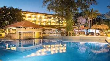 2 Außenpools, geöffnet von 08:00 Uhr bis 20:00 Uhr, Sonnenschirme