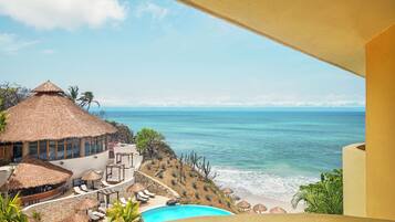 Deluxe Panoramic Ocean View | Daunenbettdecken, Betten mit Memory-Foam-Matratzen, kostenlose Minibar