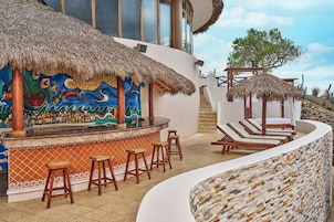 5 Bars/Lounges, 2 Poolbars, Bar im Pool