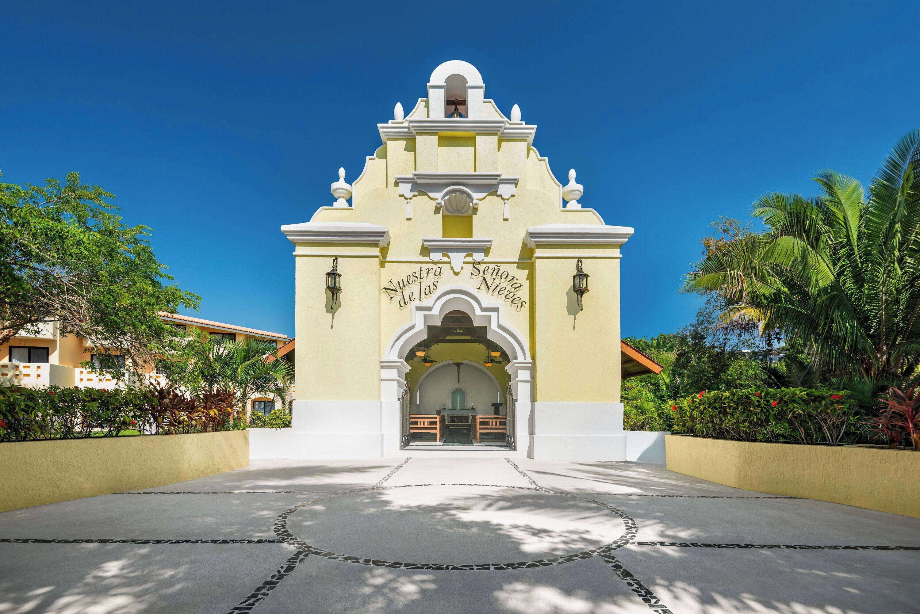 Un edificio de estilo colonial con arcos y un letrero que dice "Nuestra Señora de las Nieves".