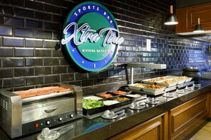 5 บาร์/เลานจ์, 2 บาร์ริมสระว่ายน้ำ, บาร์ในสระว่ายน้ำ