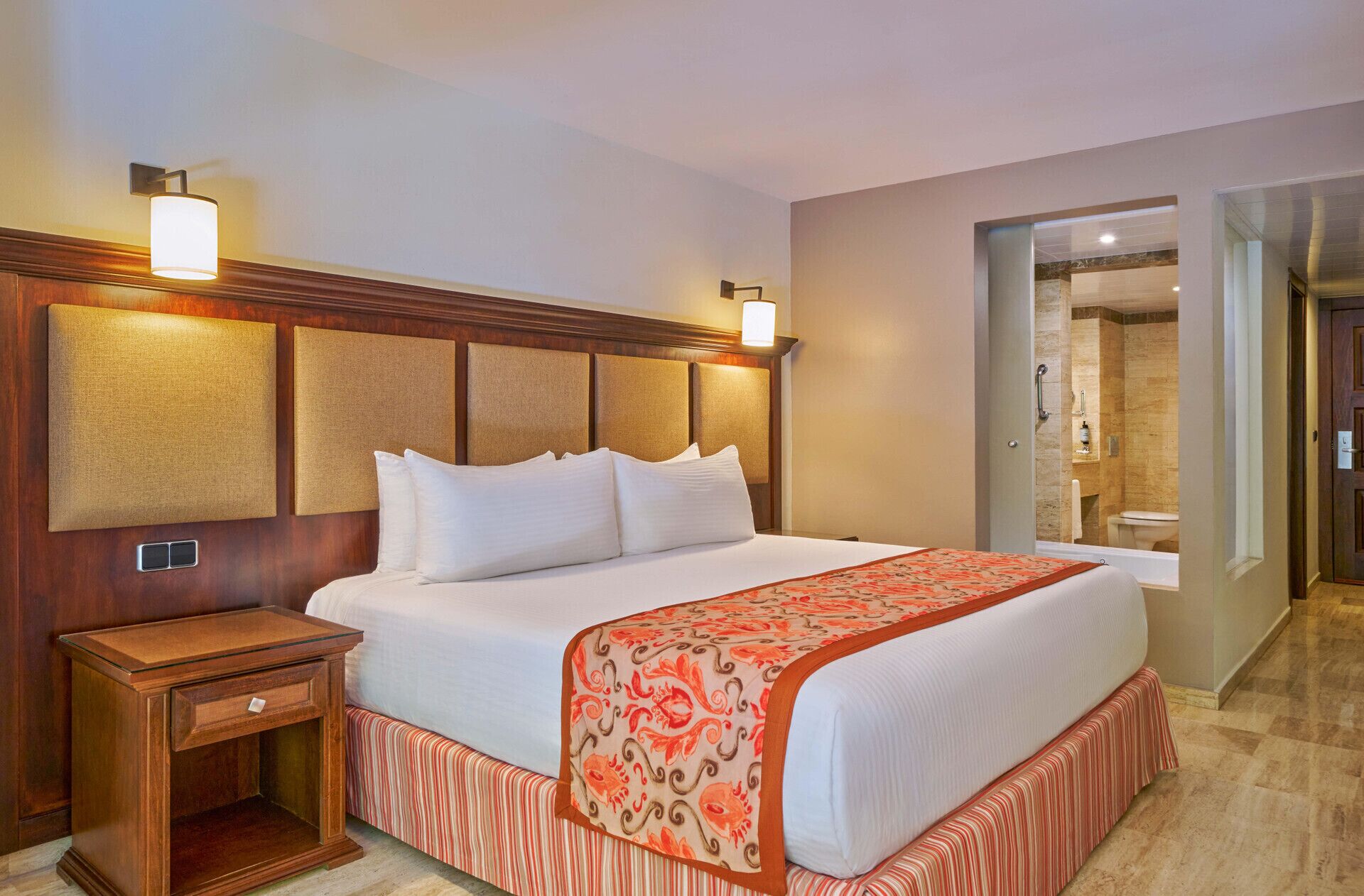 羽絨被、記憶棉床墊、迷你吧贈品、房內夾萬