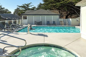 Piscina externa, funciona das 10h às 22h, guarda-sóis, espreguiçadeiras