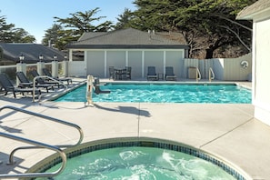 Piscina externa, funciona das 10h às 22h, guarda-sóis, espreguiçadeiras