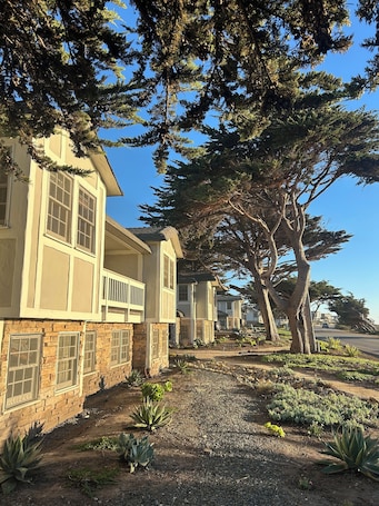 Exterior. FogCatcher Inn