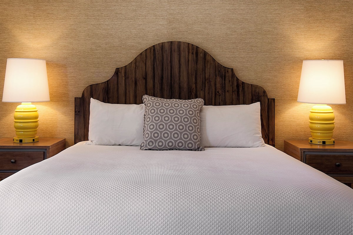 1 bedroom, premium bedding, down comforters, pillowtop beds