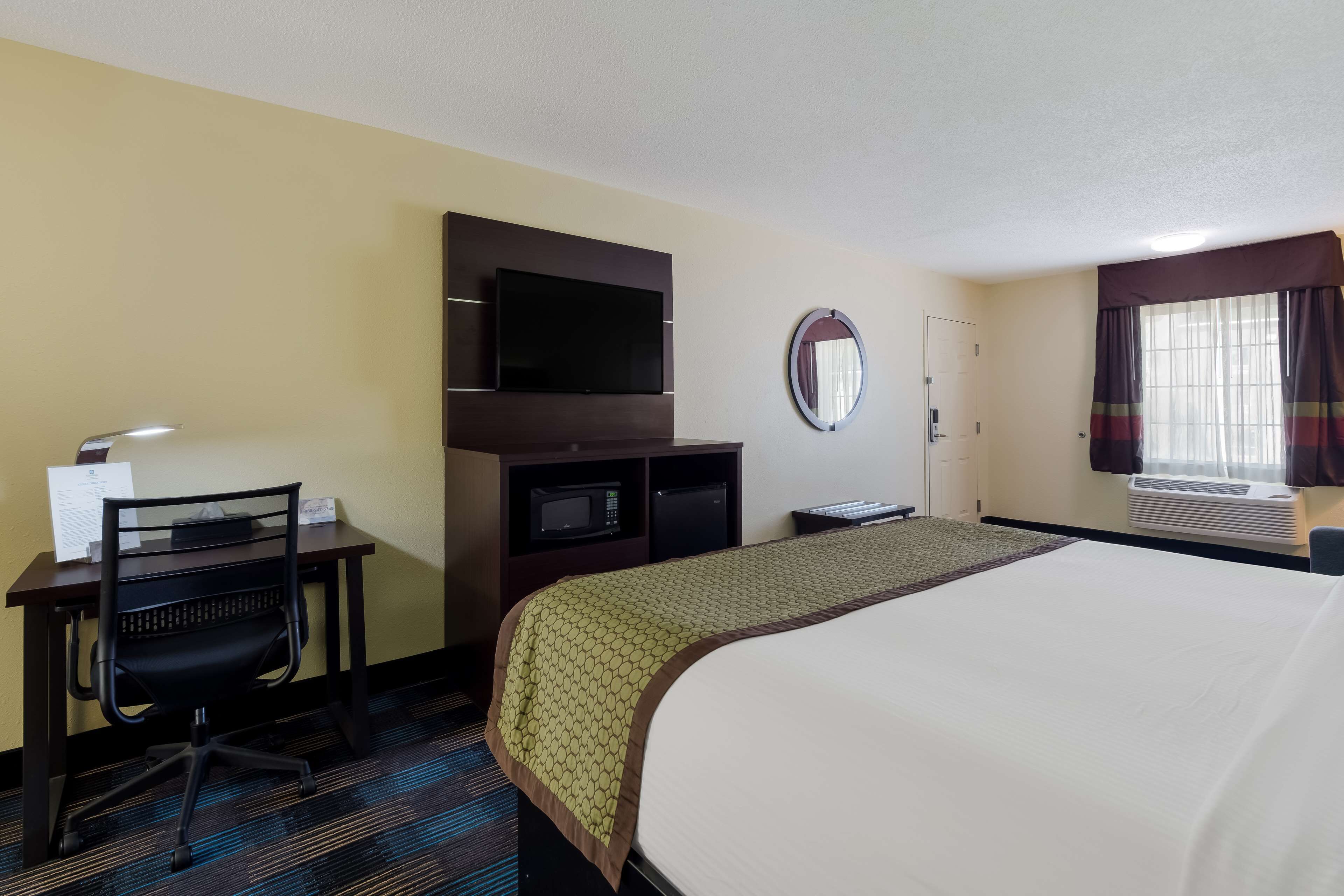 desk, laptop workspace, iron/ironing board, free wifi