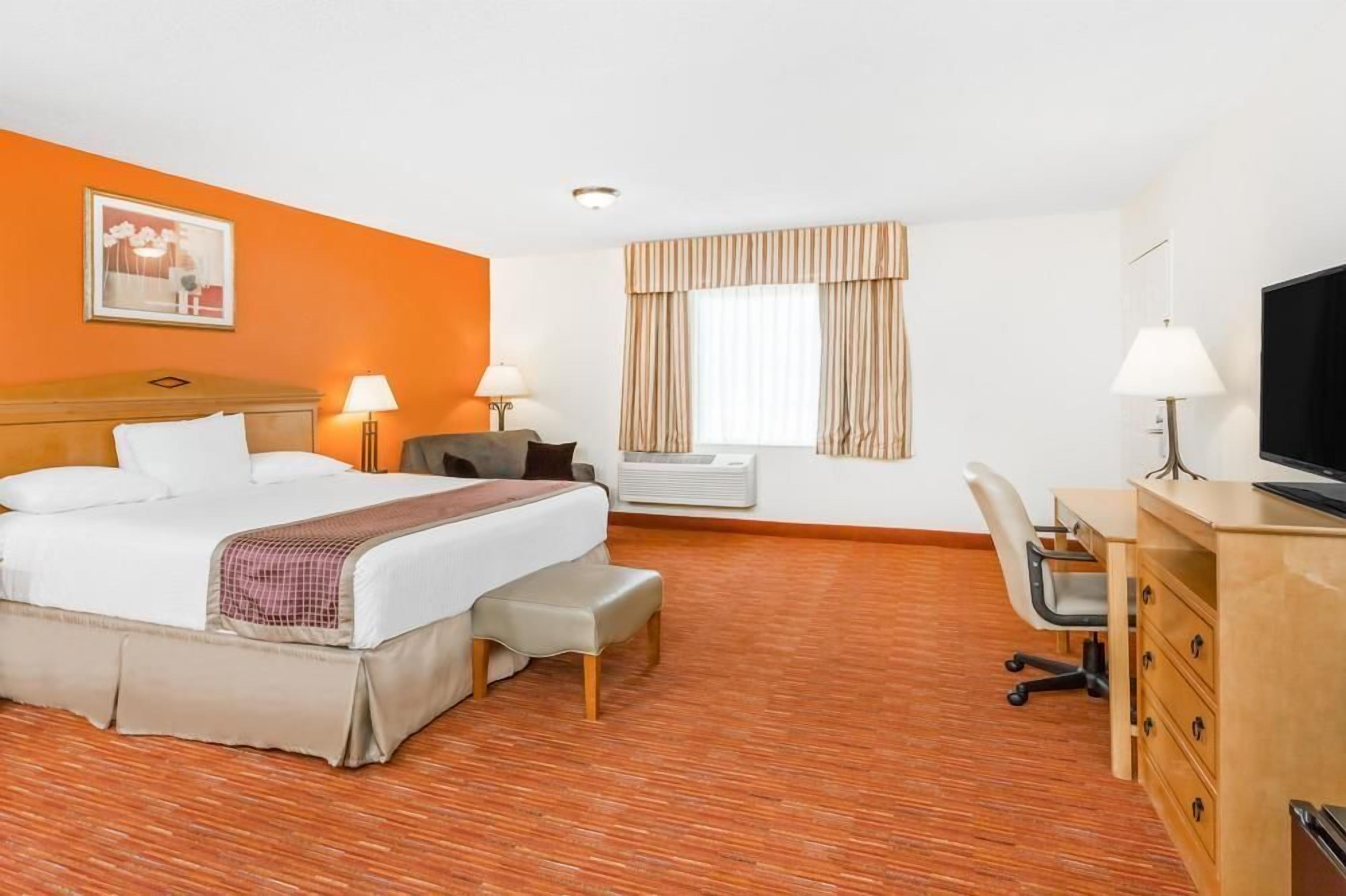 Desk, laptop workspace, iron/ironing board, free WiFi