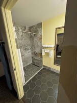 Habitación estándar, 1 cama de matrimonio grande, accesible para personas con discapacidad | Baño | Ducha y bañera combinadas y artículos de higiene personal gratuitos