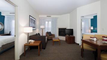 Literie de qualité supérieure, bureau, fer et planche à repasser