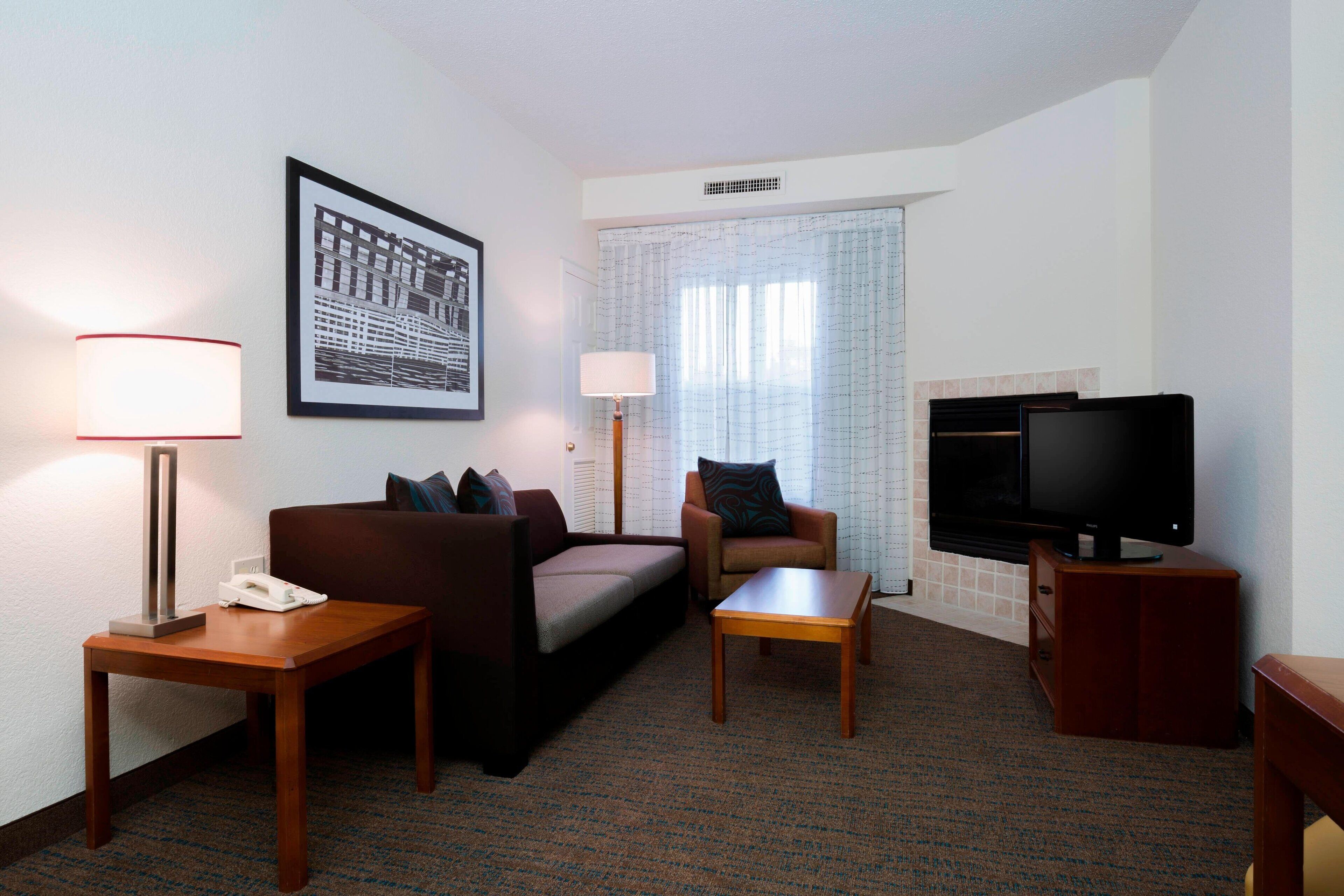 suite, 2 bedrooms | living area | 42-inch lcd tv with cable channels, tv, netflix