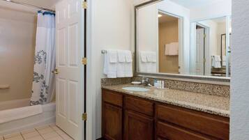 Combined shower/tub, free toiletries, hair dryer, towels