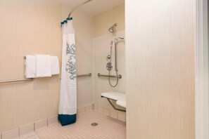 Studio, 1 kingsize bed met slaapbank | Badkamer | Een bad/douchecombinatie, gratis toiletartikelen, een haardroger
