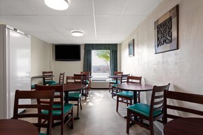 Tägliches inbegriffenes kontinentales Frühstück