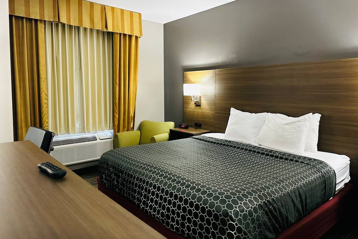 Habitación, 1 cama King size, con acceso para personas discapacitadas (Mobility Accessible) | Ropa de cama de alta calidad, escritorio y cortinas blackout