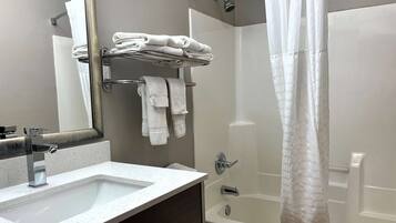 Combined shower/tub, free toiletries, hair dryer, towels