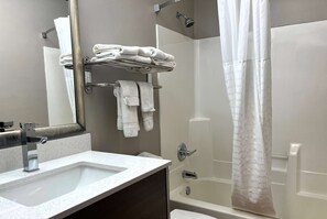 Tina con regadera, amenidades de baño gratuitas, secadora de cabello 