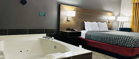 Studiosuite, 1 kingsize-seng, ikke-røyk | Sengetøy av topp kvalitet, skrivebord og blendingsgardiner