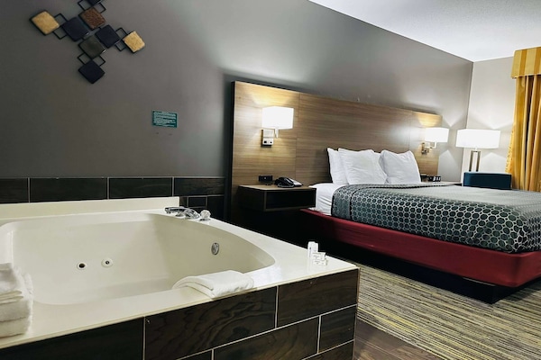 Studio Suite, 1 King Bed, Non Smoking | Premium bedding, desk, blackout drapes, iron/ironing board