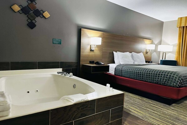 Studio Suite, 1 King Bed, Non Smoking | Premium bedding, desk, blackout drapes, iron/ironing board