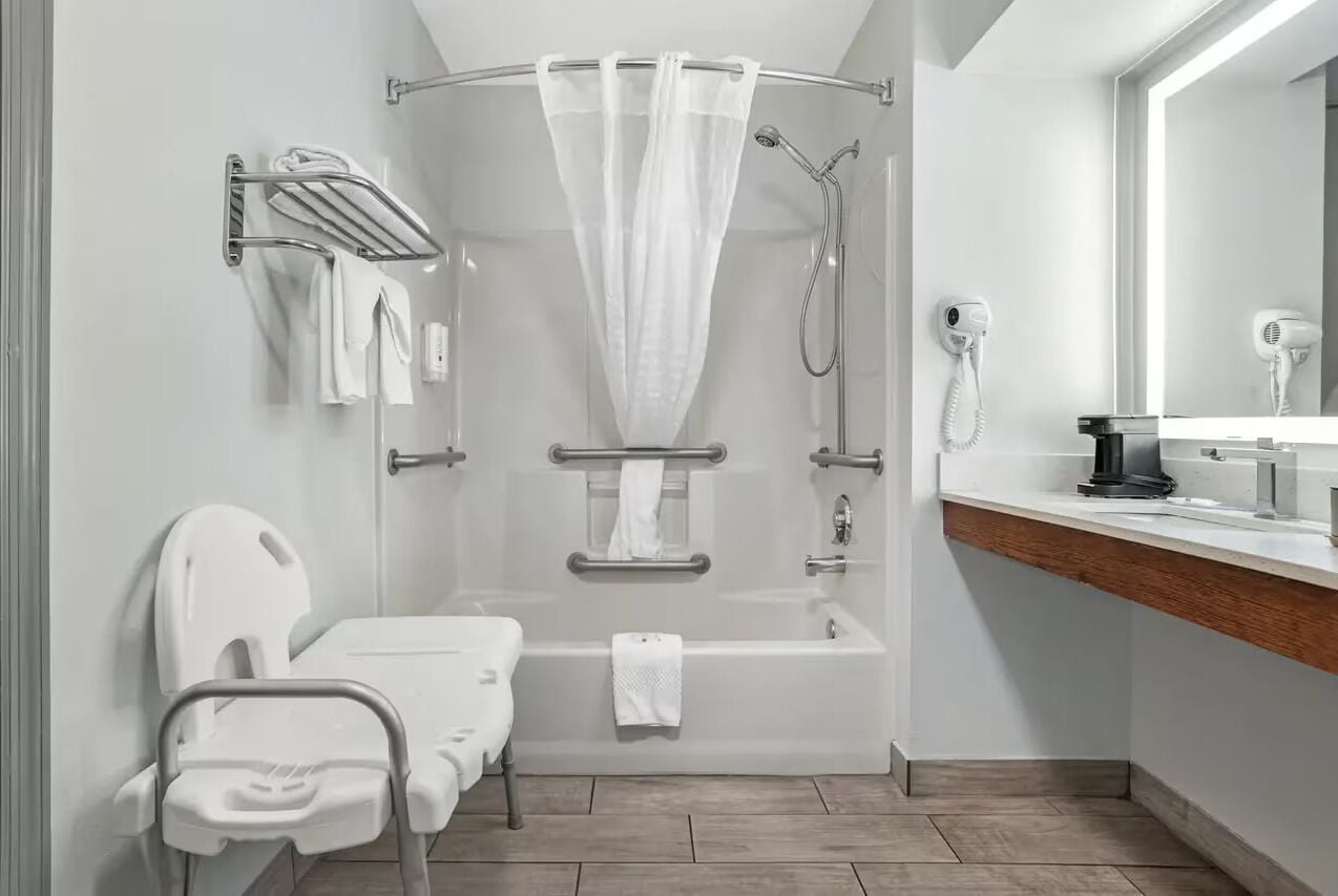 Chambre, 1 lit double, accessible aux personnes à mobilité réduite, non-fumeur | Salle de bain