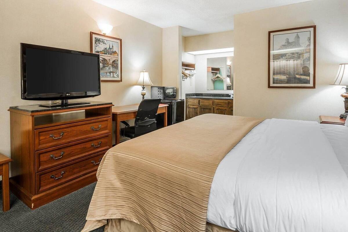 Lit avec matelas à plateau-coussin, bureau, système d’insonorisation
