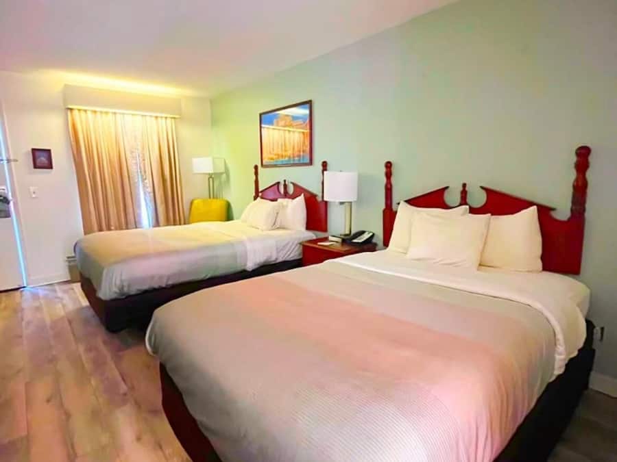 Camas com colchões pillow-top, escrivaninha, quartos à prova de som