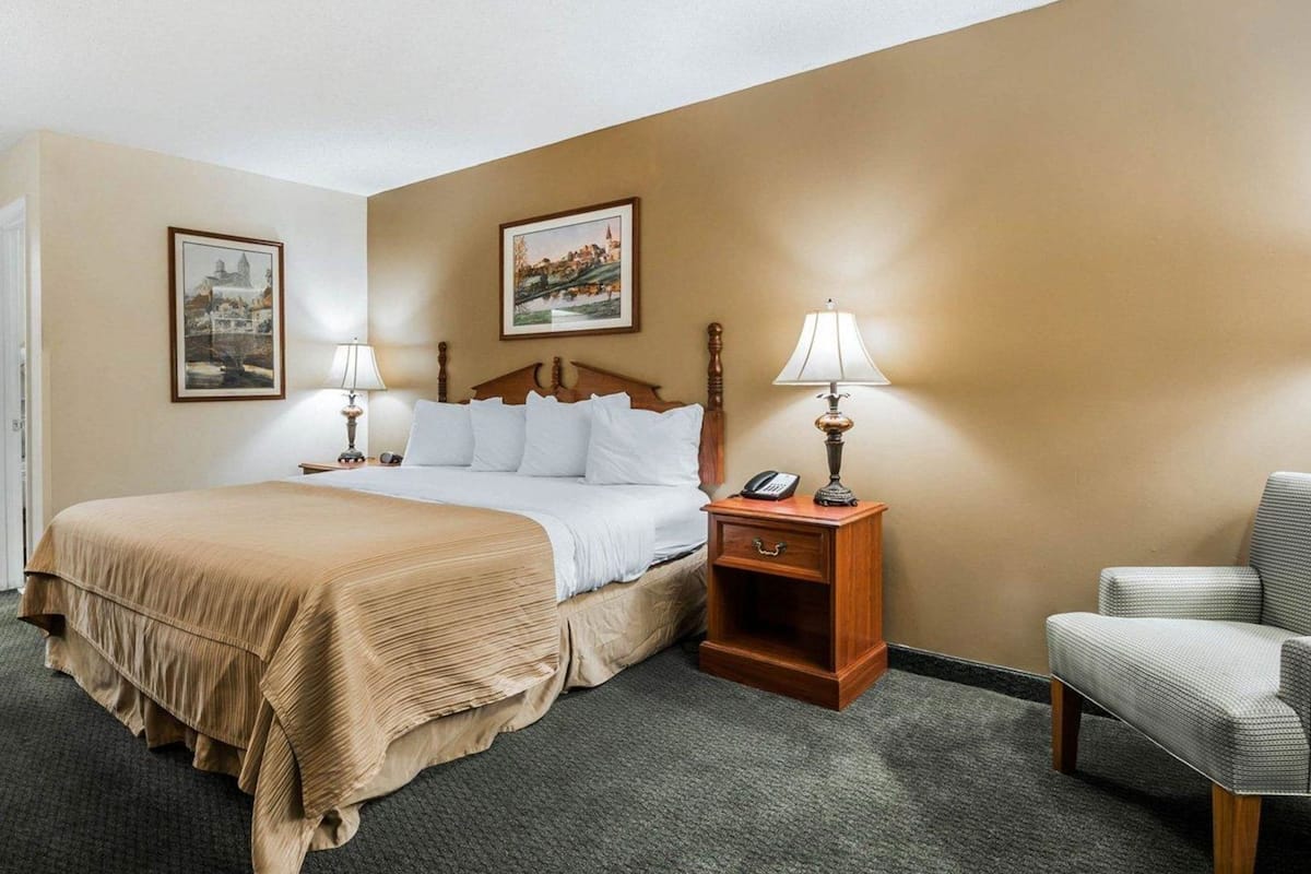 Pillow-top beds, desk, soundproofing, iron/ironing board