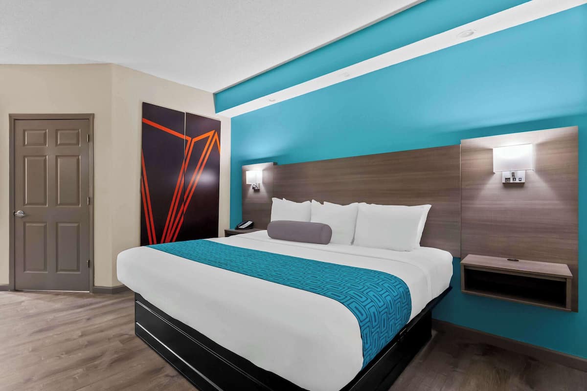 Suite, 1 King Bed, Non Smoking | Pillowtop beds, desk, iron/ironing board, free WiFi