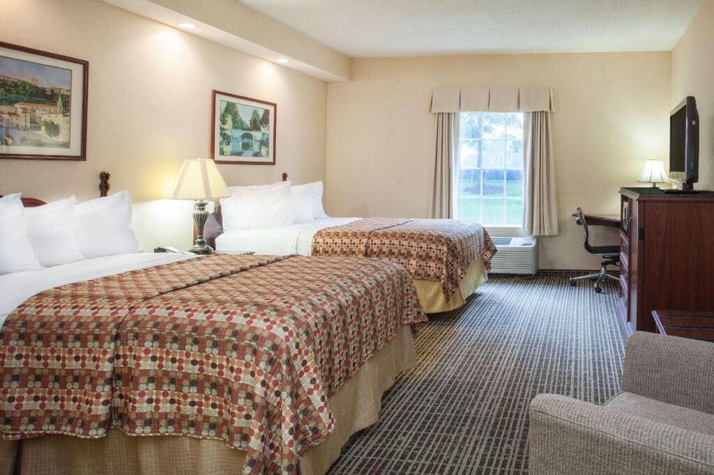 Pillowtop beds, desk, iron/ironing board, free WiFi