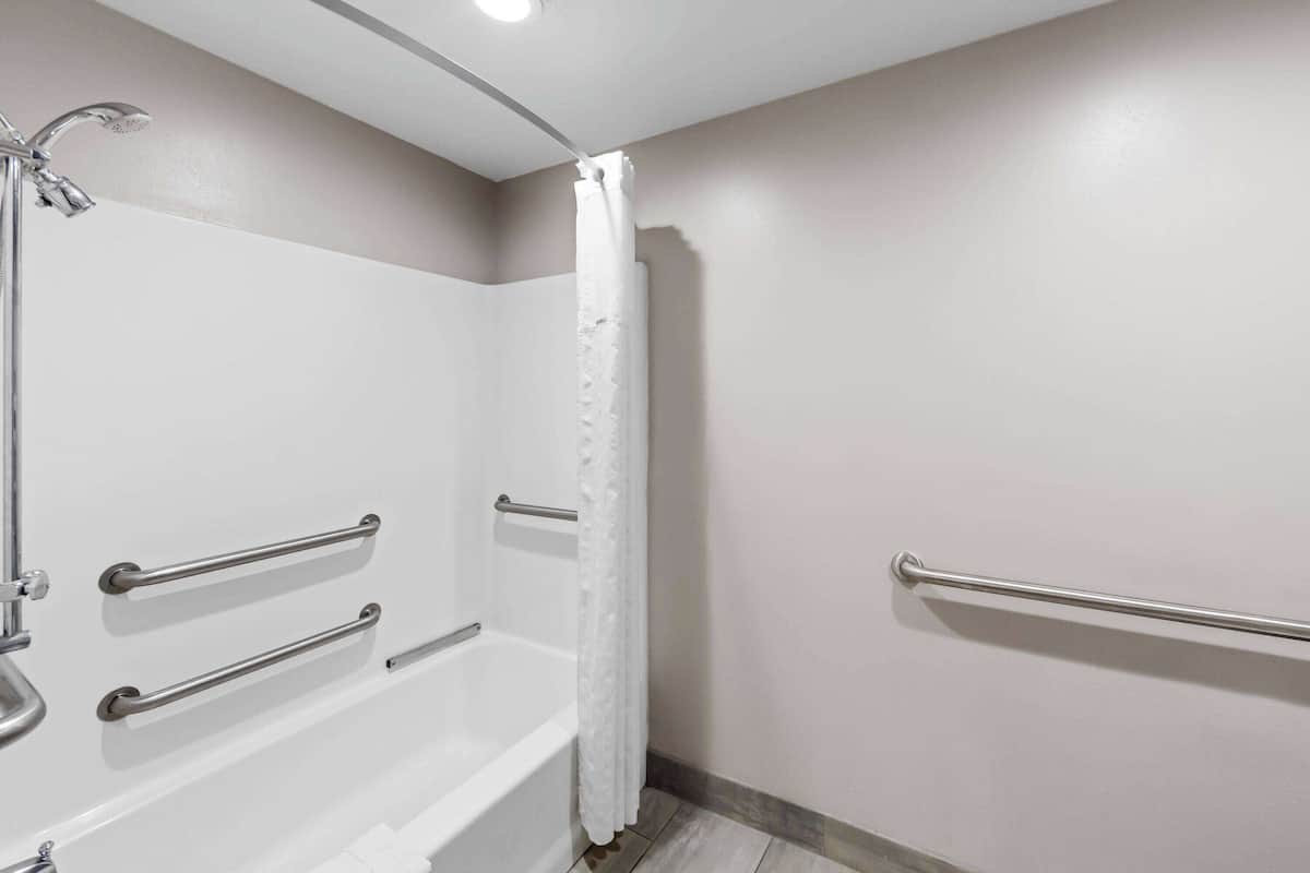 Room, 1 King Bed, Accessible, Non Smoking | Accessible bathroom