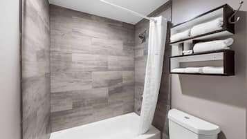 Combined shower/tub, free toiletries, hair dryer, towels