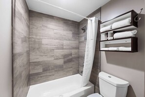 Kombination af bruser/badekar, gratis toiletartikler, hårtørrer